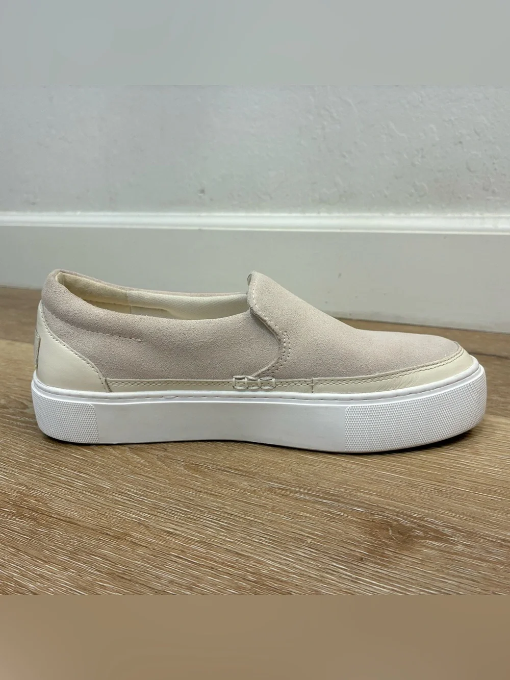 UGG Zilo Slip-On Sneakers In A Light Cream or Ivory Suede Women’s US 7.5 EU 38.5